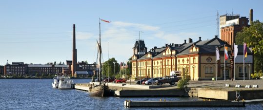 Med Malcolm Dixelius till Österbotten – Från Umeå till Vasa hero image