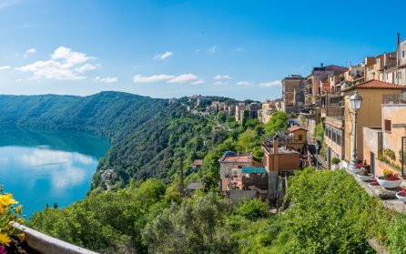 Besök Påvens sommarpalats i Castel Gandolfo image