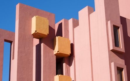 Stadsmuren och de färgglada trapporna image